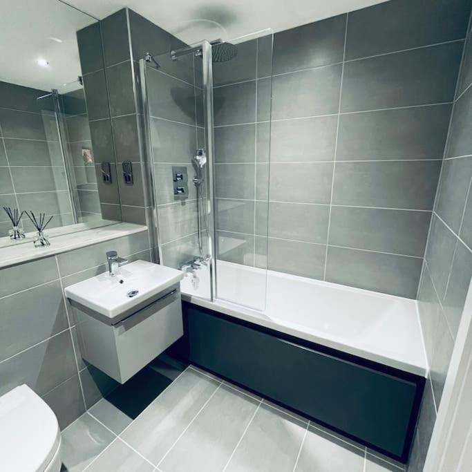 New One Bedroom Luxury Apartment In โซลิฮัล ภายนอก รูปภาพ