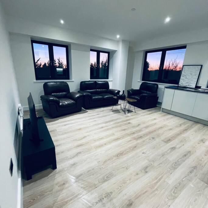 New One Bedroom Luxury Apartment In โซลิฮัล ภายนอก รูปภาพ