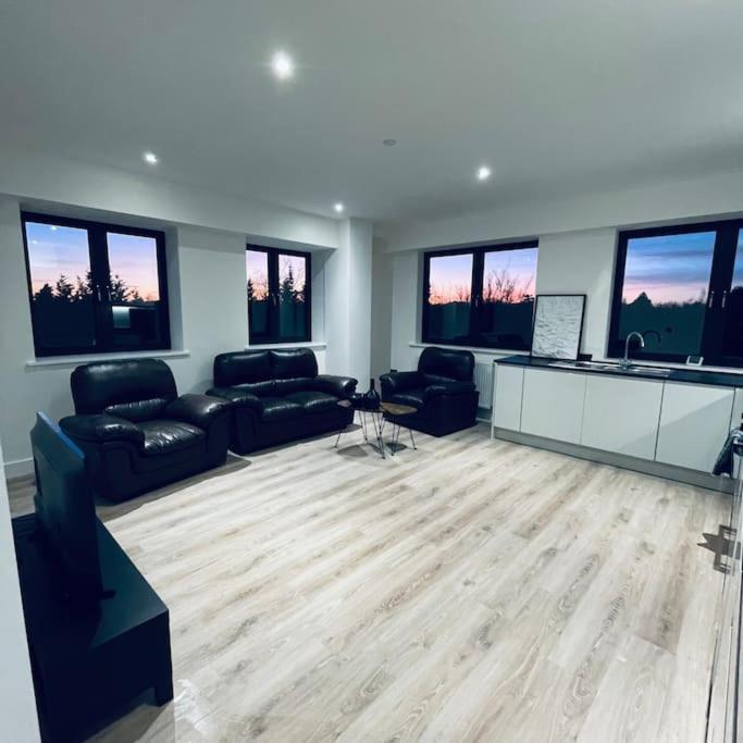 New One Bedroom Luxury Apartment In โซลิฮัล ภายนอก รูปภาพ