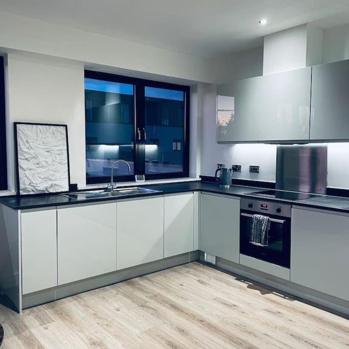 New One Bedroom Luxury Apartment In โซลิฮัล ภายนอก รูปภาพ