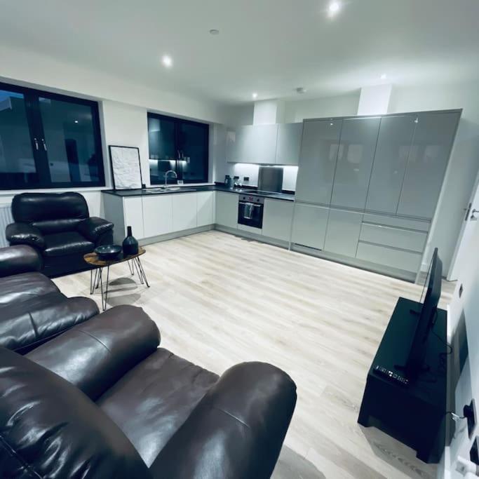 New One Bedroom Luxury Apartment In โซลิฮัล ภายนอก รูปภาพ