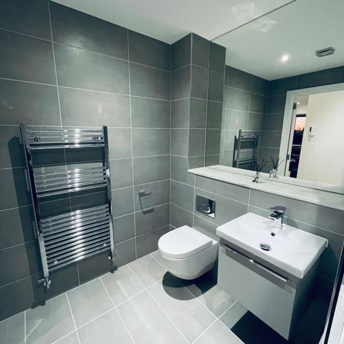 New One Bedroom Luxury Apartment In โซลิฮัล ภายนอก รูปภาพ